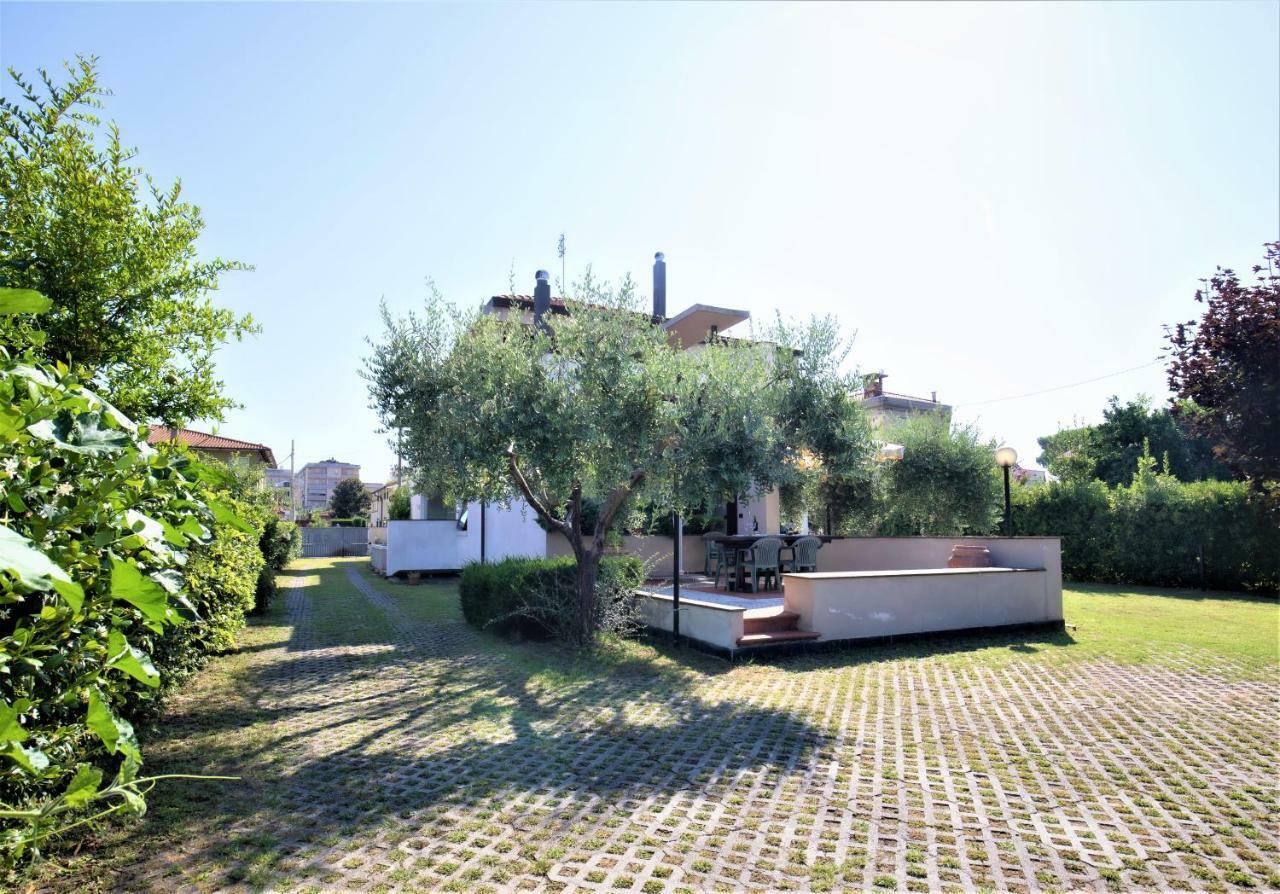 B&B Villa Apuana Marina Di Carrara Exterior photo
